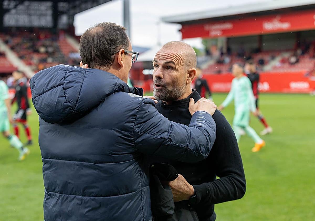 Joseba Etxeberria y Paco López se saludan antes del partido.