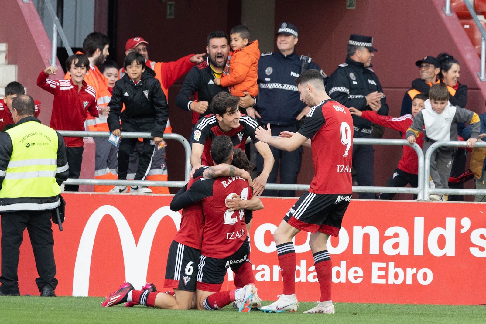 El partido entre Granada y Mirandés a pie de campo