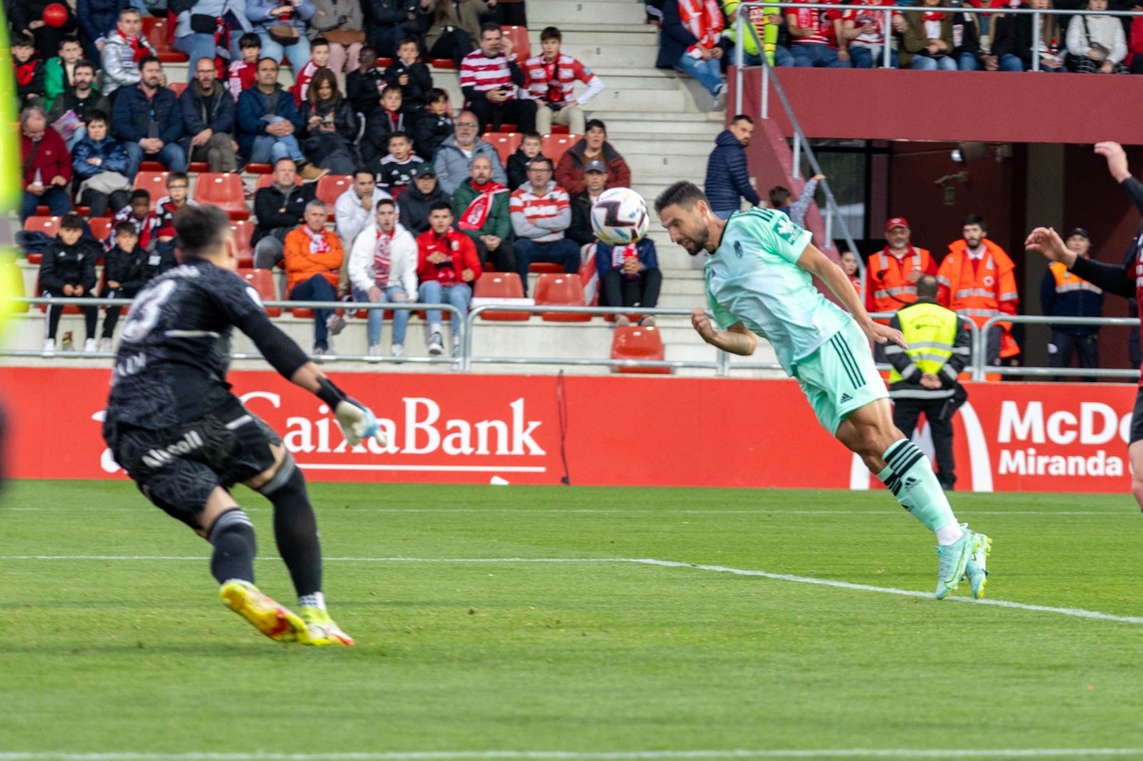 El partido entre Granada y Mirandés a pie de campo