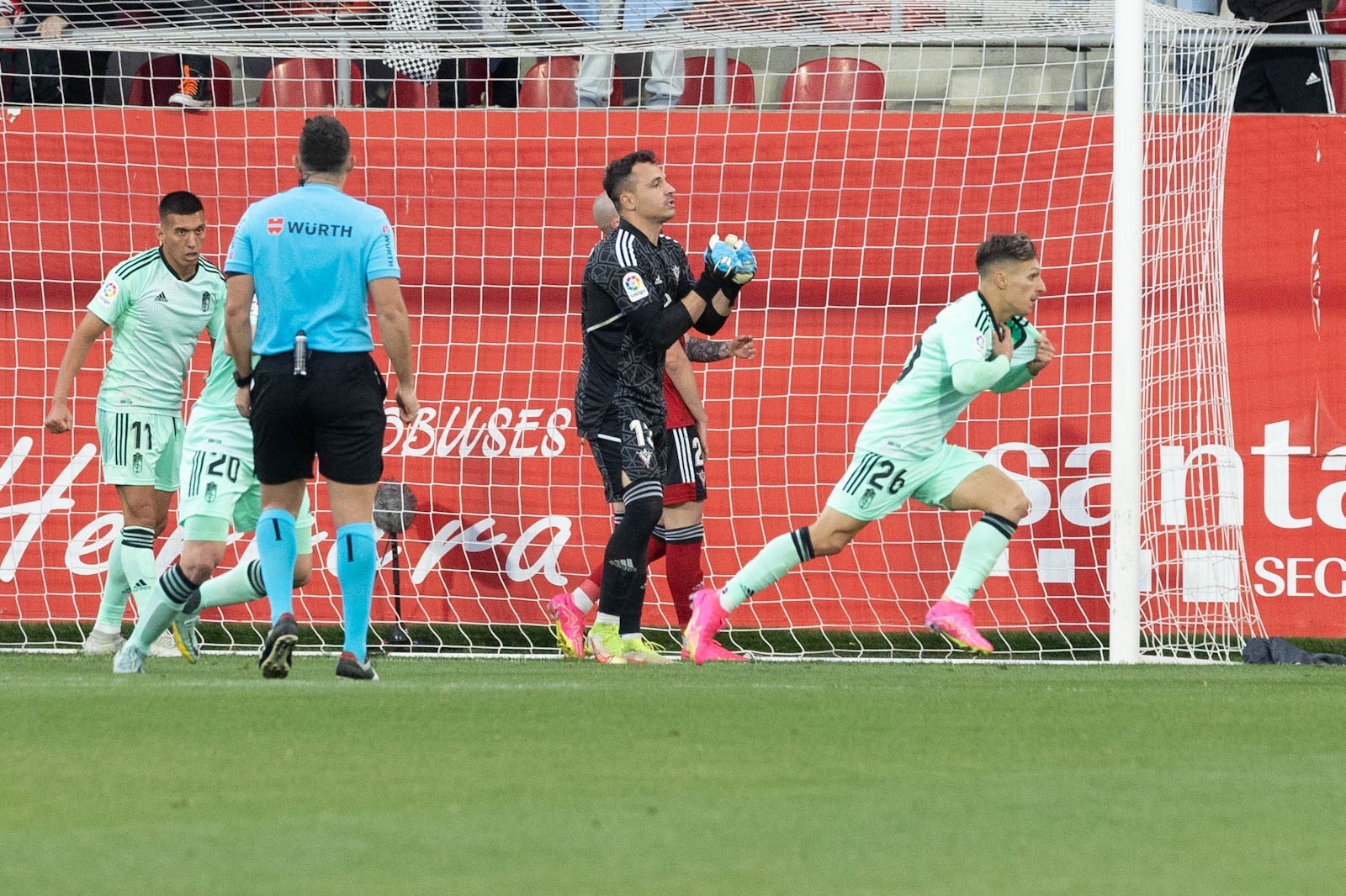 El partido entre Granada y Mirandés a pie de campo