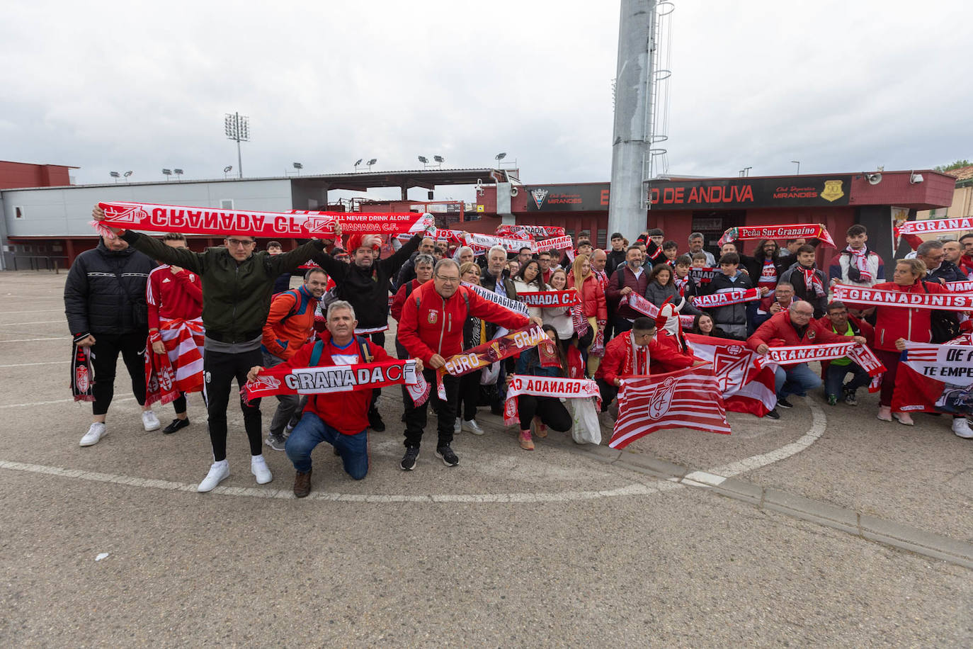 Las fotos de la afición del Granada en Miranda