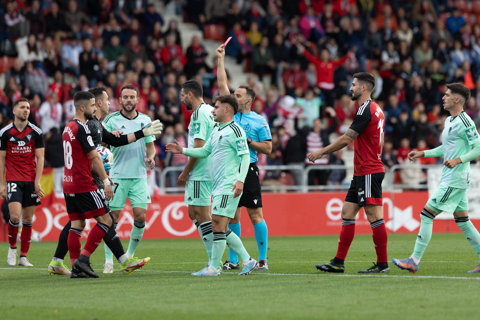 El partido entre Granada y Mirandés a pie de campo