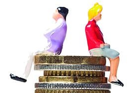 Un transportista, una ama de casa, un constructor y un funcionario se sacuden las deudas