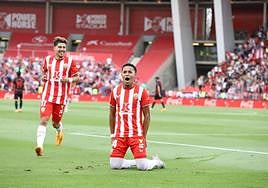Lázaro Vinicius celebra el primero de los tres goles que marcó ante el Mallorca. carlos barba/Agencia LOF.