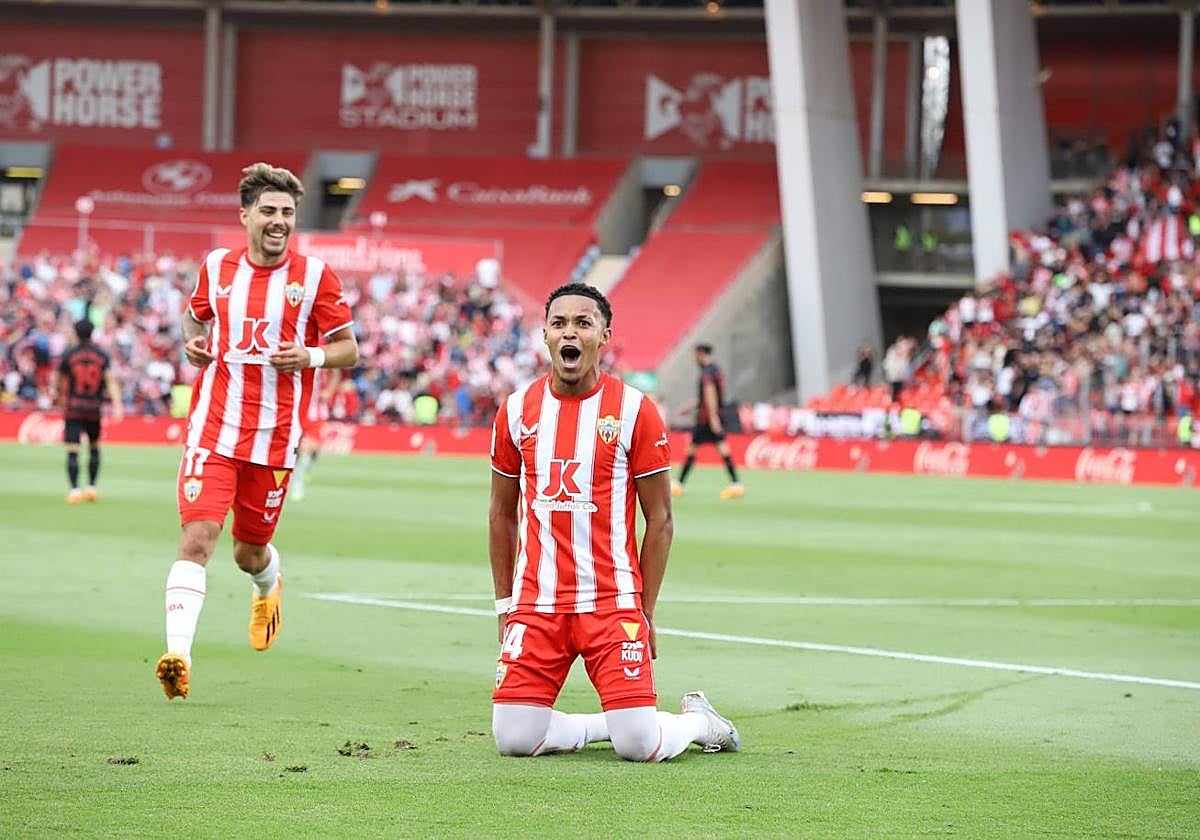 Lázaro Vinicius celebra el primero de los tres goles que marcó ante el Mallorca. carlos barba/Agencia LOF.