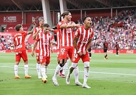 Los jugadores de la UDA felicitan a Lázaro Vinicius tras el segundo gol.