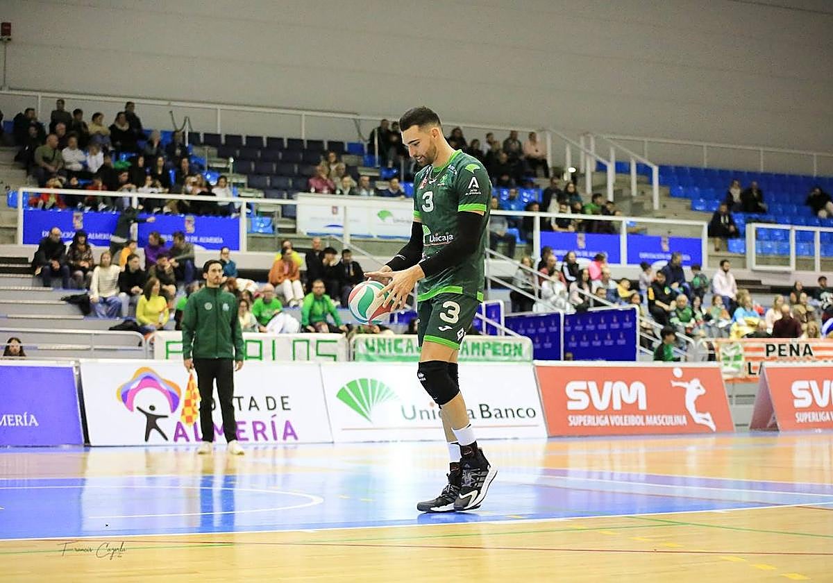 Víctor Rodríguez, que fija la mirada en el balón, tiene la mente puesta en los objetivos del próximo curso, con los que borrar recuerdos.