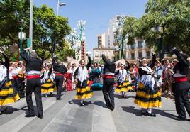 Grupo folclórico durante una actuación en el Paseo de Almería durante las fiestas patronales, todo un clásico en la Feria almeriense de agosto.