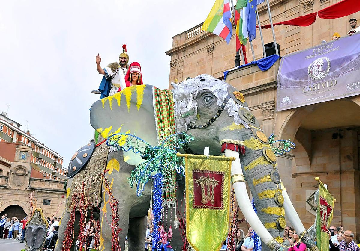 Los personajes de Aníbal e Himilce, protagonistas de las Fiesta de Cástulo, sobre un elefante.