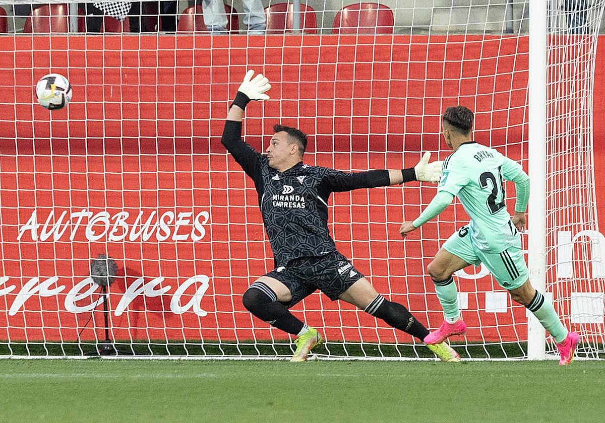 Bryan Zaragoza supera a Herrero en su gol.