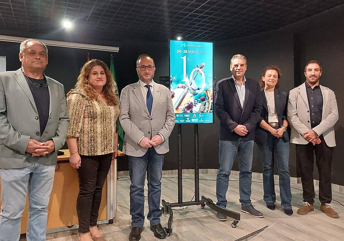 Autoridades y miembros de la organización durante la presentación del evento.