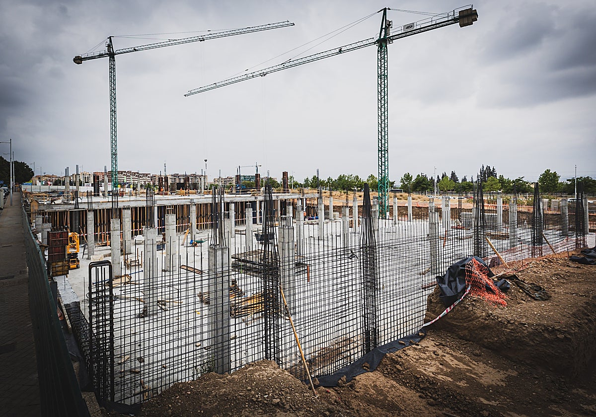 Obras en la zona comercial, que estará lista a final de año.