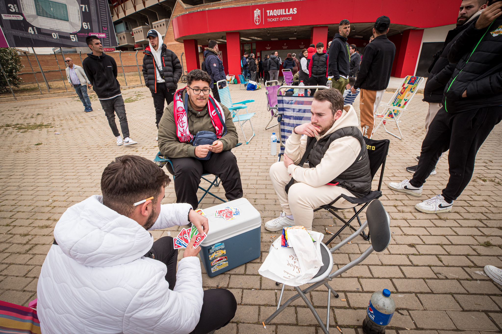 Encuéntrate en las colas de Los Cármenes