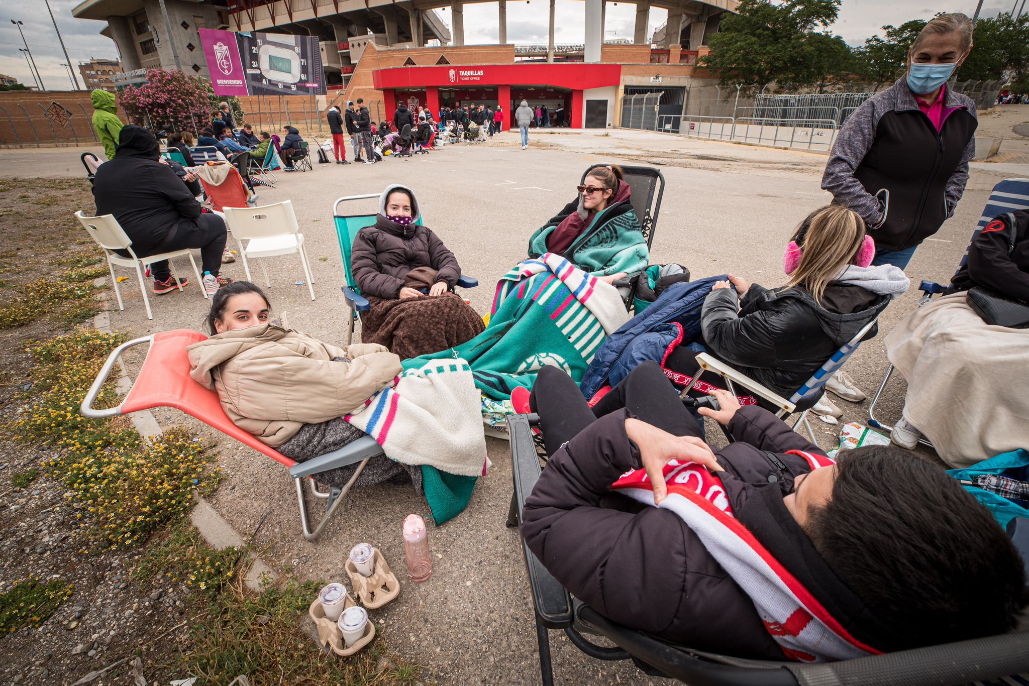 Encuéntrate en las colas de Los Cármenes