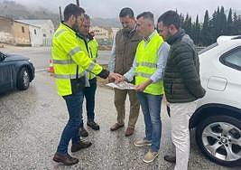 José Luis Agea y Manuel Carrascosa durante la visita técnica a los obras de replanteo de la JA-3202, acceso a Pegalajar.