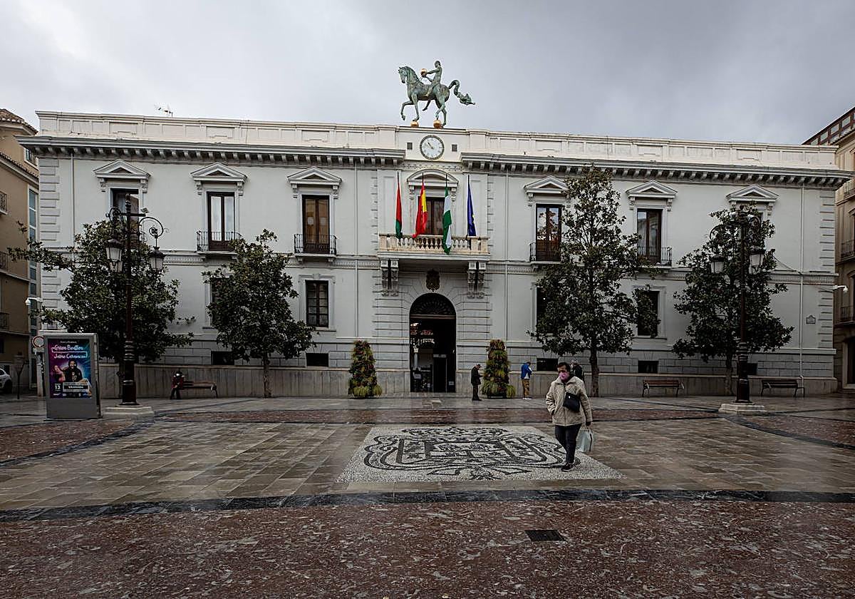 Fachada del Ayuntamiento de Granada en una imagen reciente.