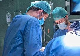 Foto de archivo de médicos trabajando en quirófano.