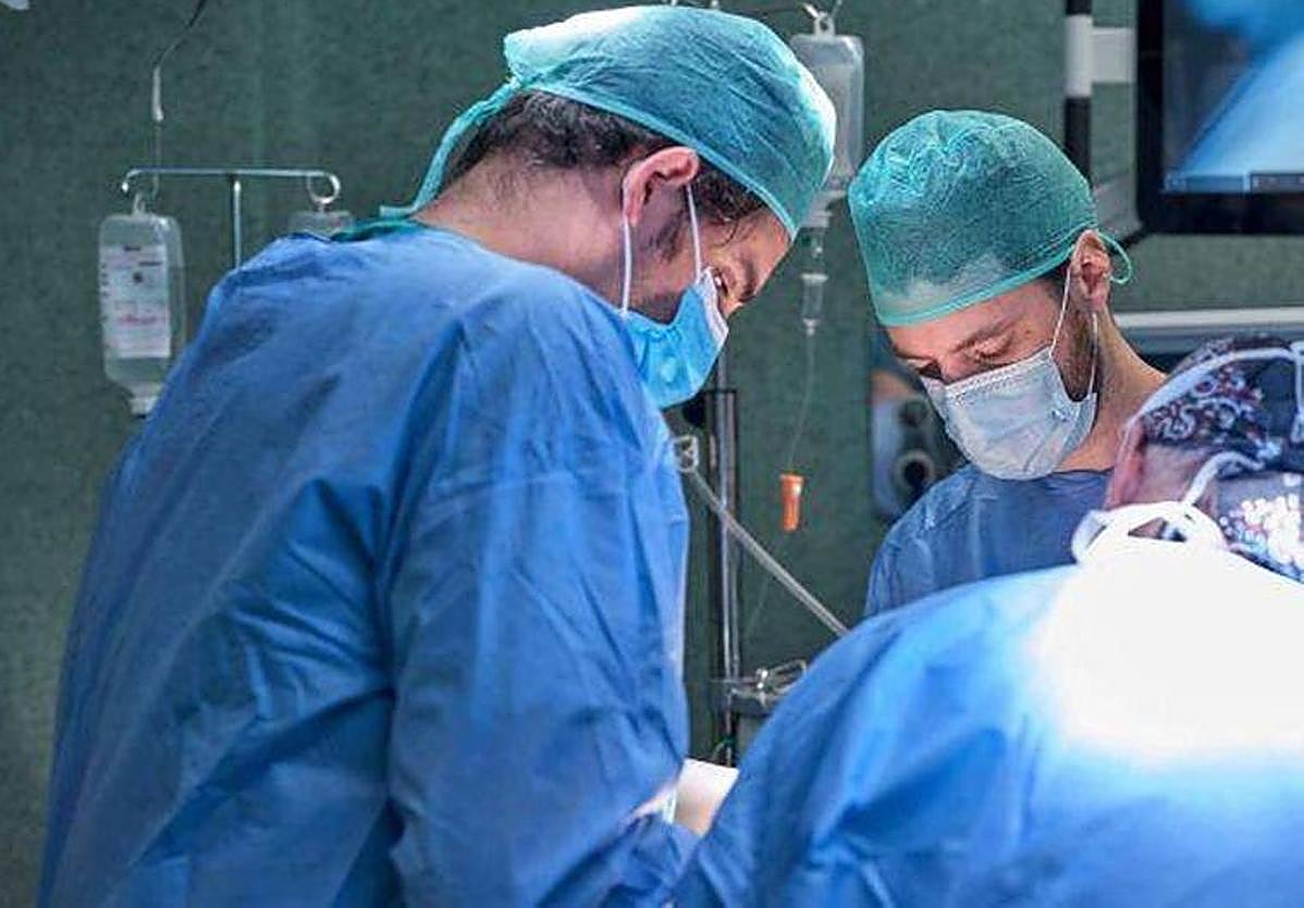 Foto de archivo de médicos trabajando en quirófano.
