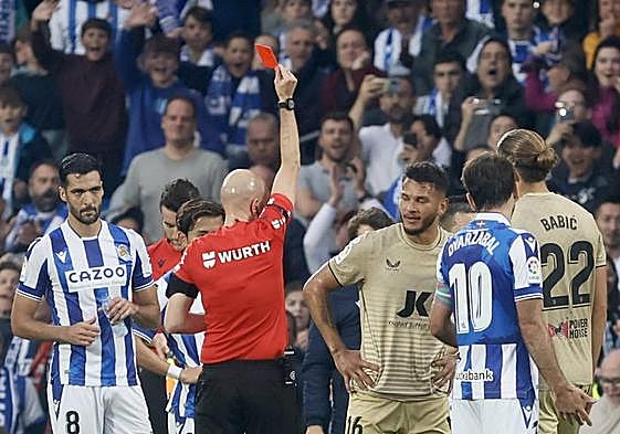 González Fuertes expulsa a Luis Suárez tras revisar su falta en el VAR.