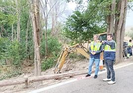 El delegado Miguel Contreras durante la visita técnica a la carretera A-6105.