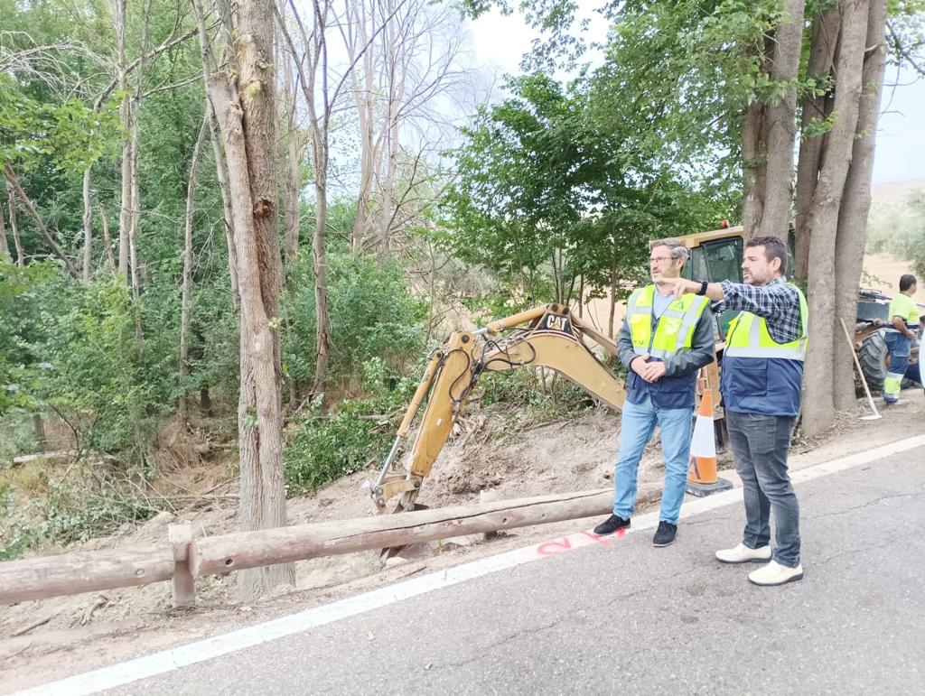 El delegado Miguel Contreras durante la visita técnica a la carretera A-6105.