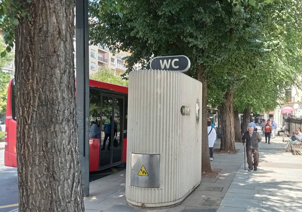 Urinario público ubicado en los Jardines del Triunfo.