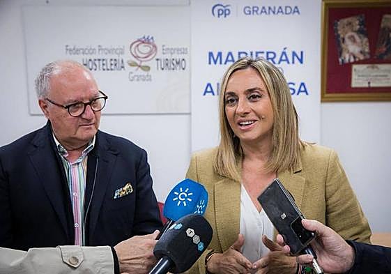 Marifrán Carazo junto a Gregorio García, en la sede de la Federación de Hostelería.