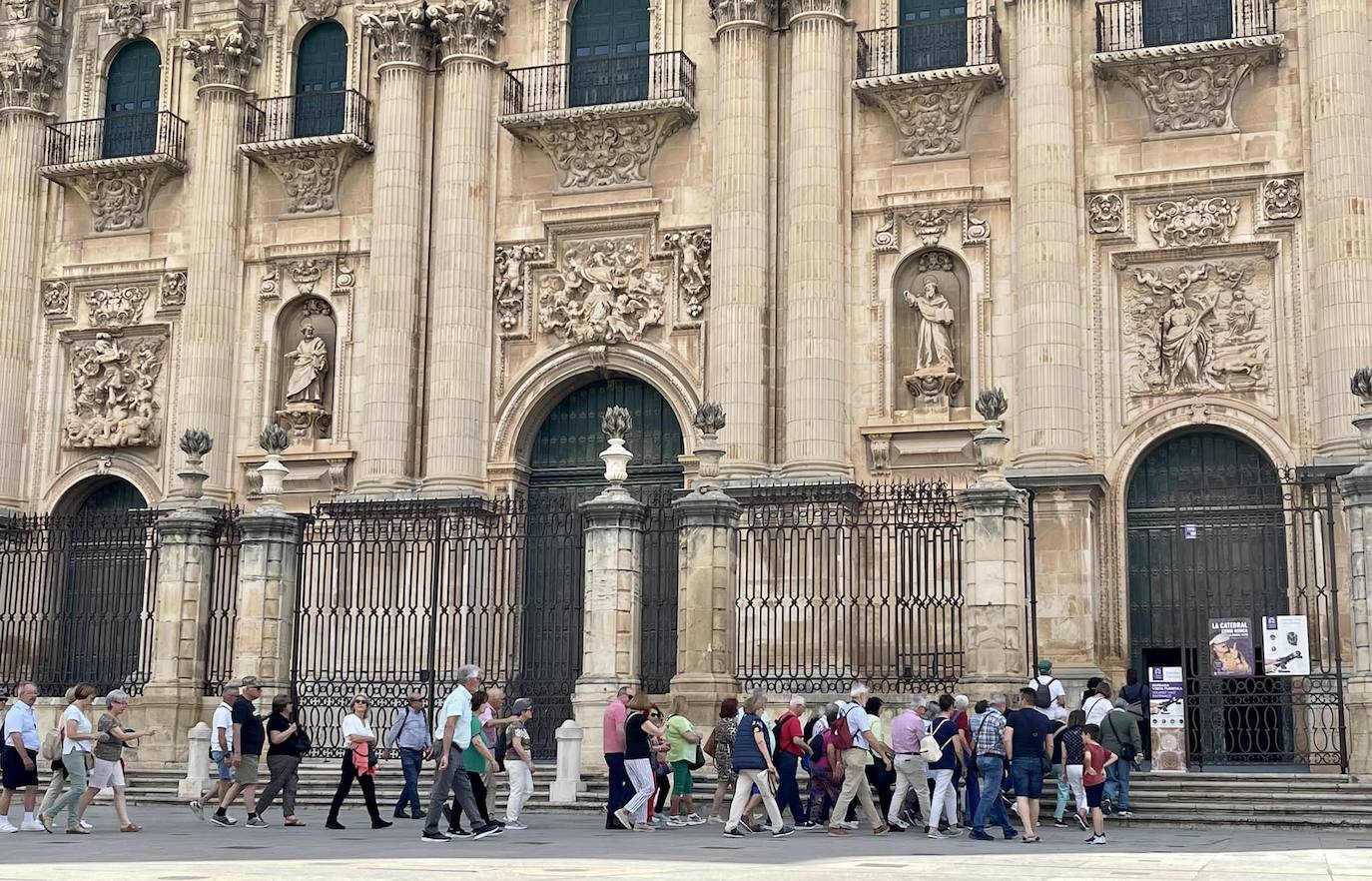 Cola de turistas accediendo a la Catedral de Jaén.