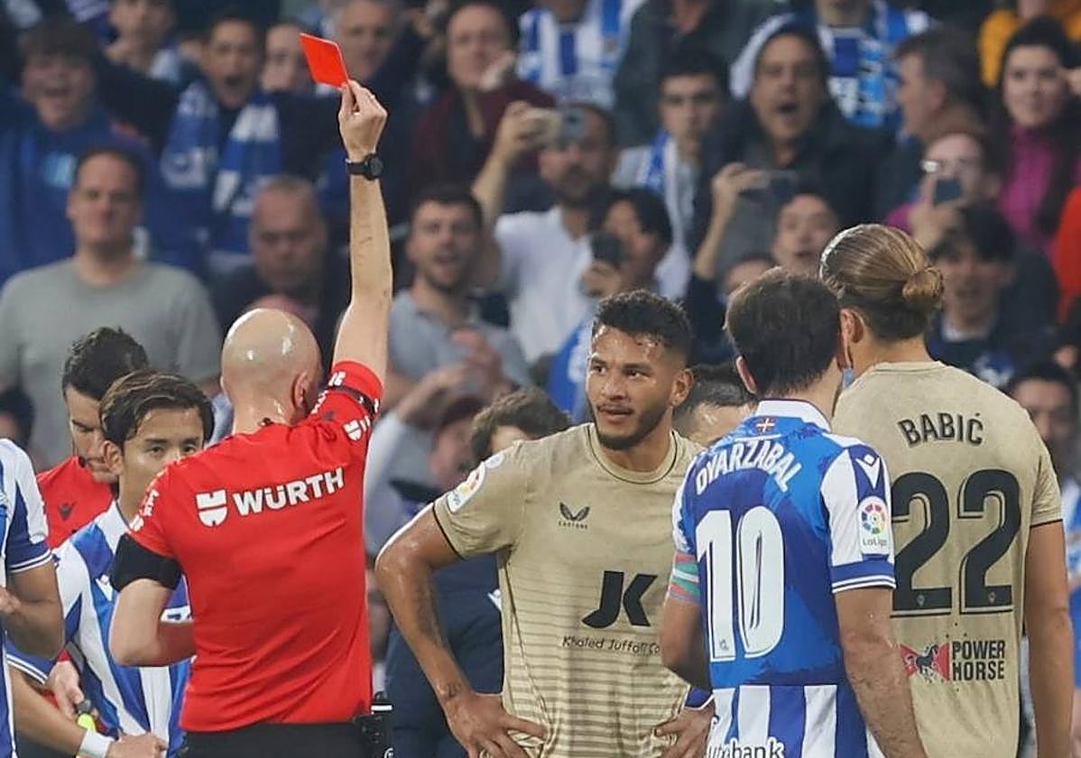 González Fuertes muestra la roja directa a Luis Suárez