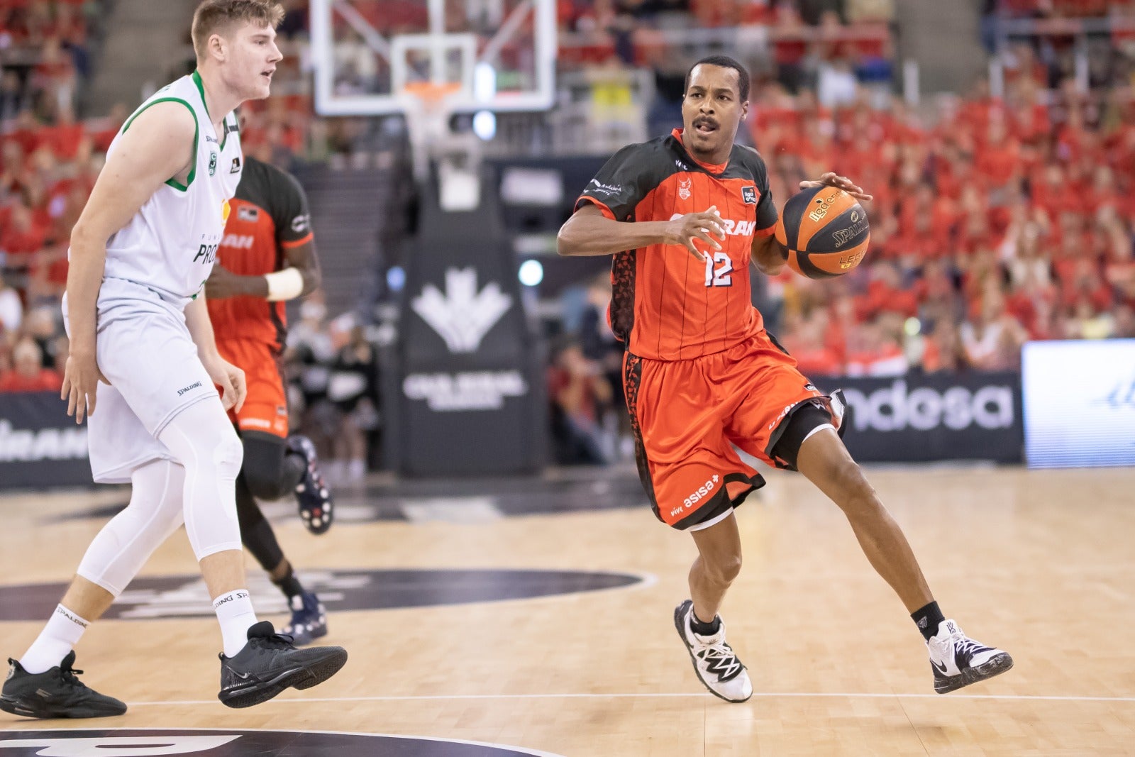 El partido entre Covirán y Joventut, a pie de pista