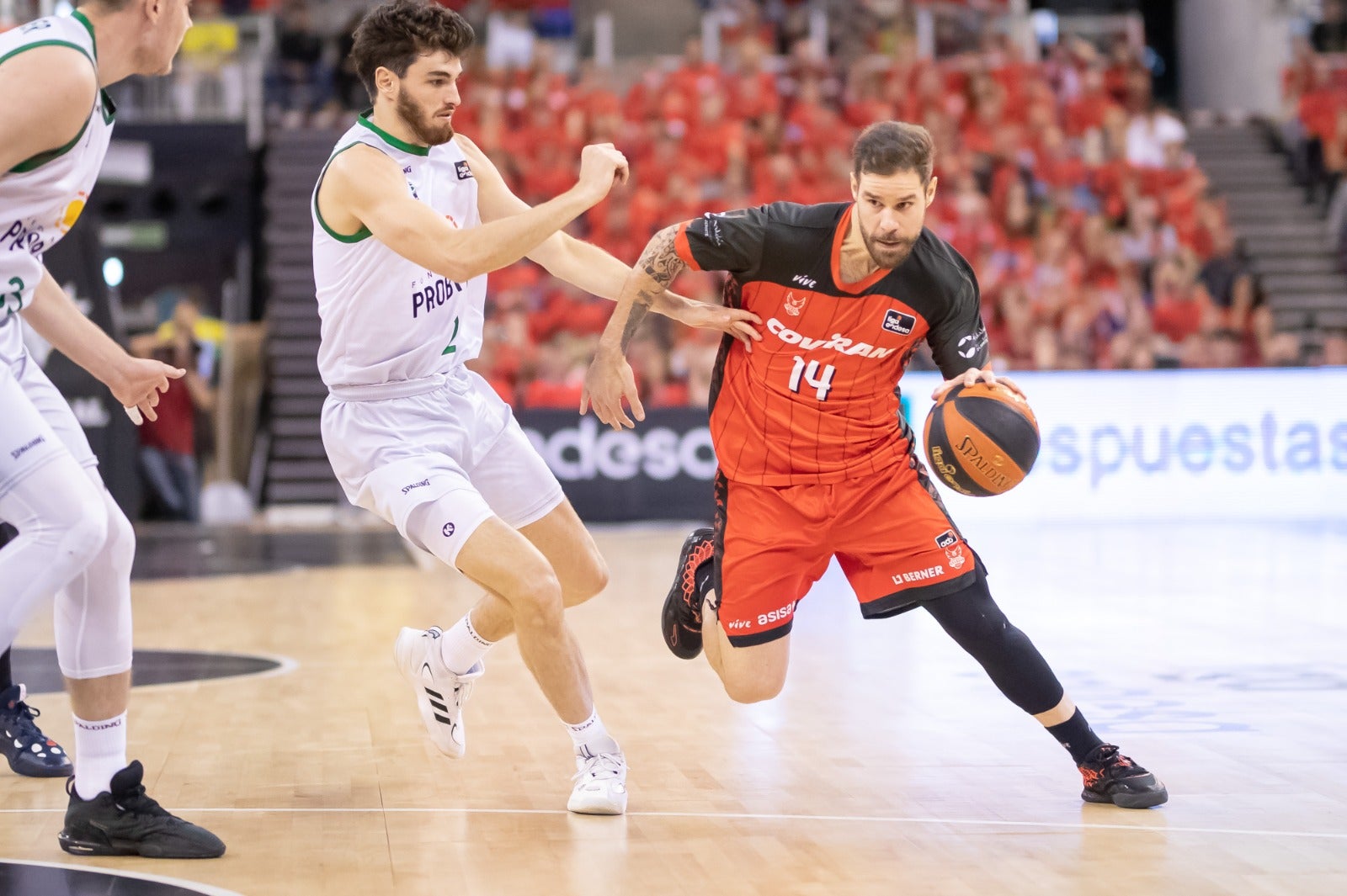 El partido entre Covirán y Joventut, a pie de pista