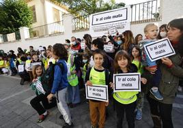 Protesta realizada en las puertas del centro escolar José Hurtado del Realejo contra la contaminación.