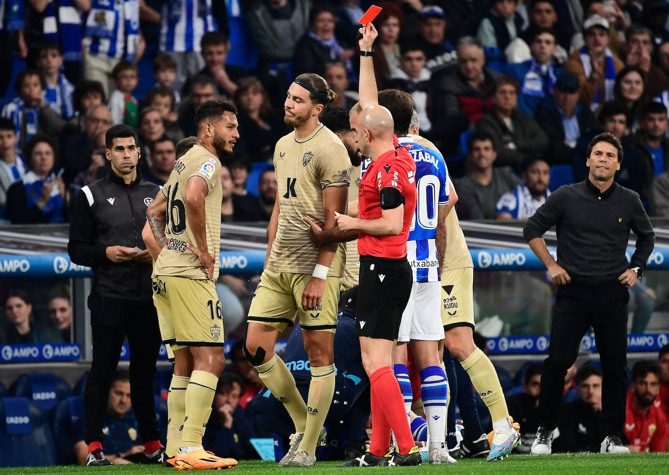 González Fuertes expulsa a Luis Suárez, decisión que cambió el partido.