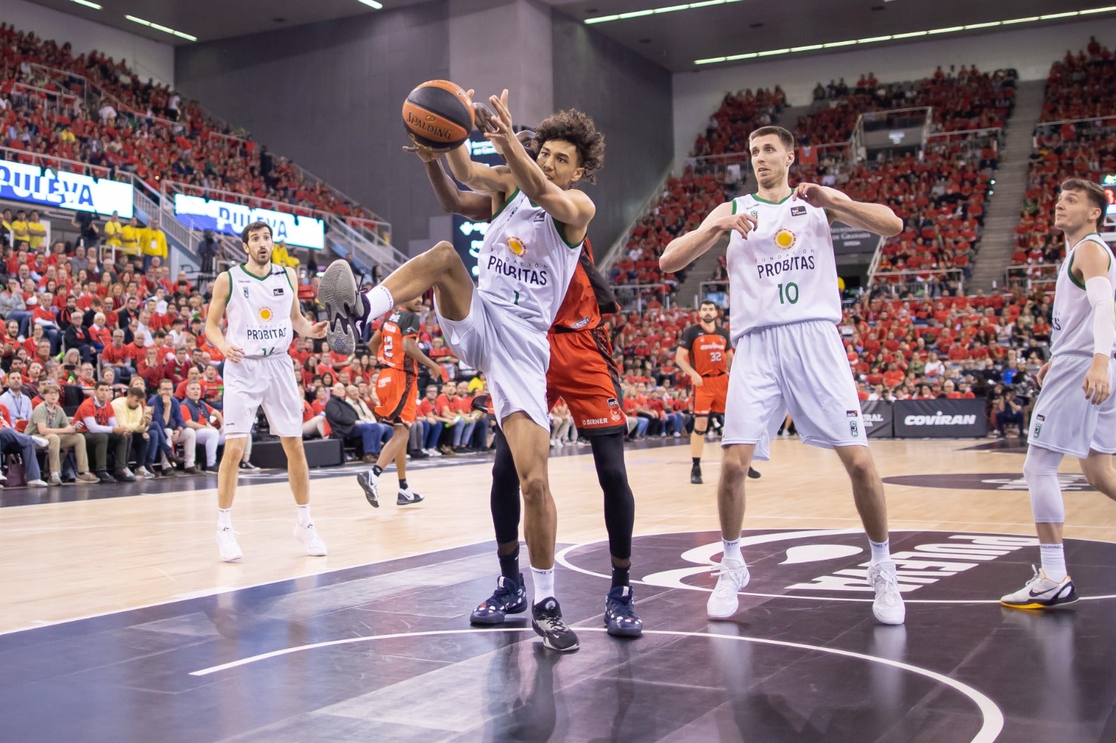 El partido entre Covirán y Joventut, a pie de pista
