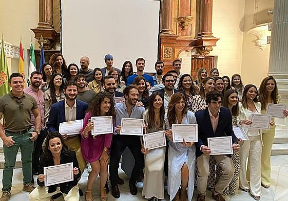 Foto de familia de los sanitarios con sus diplomas.