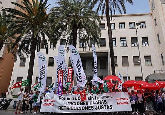 Los funcionarios almerienses se concentran para pedir un incremento salarial y una reordenación de funciones.