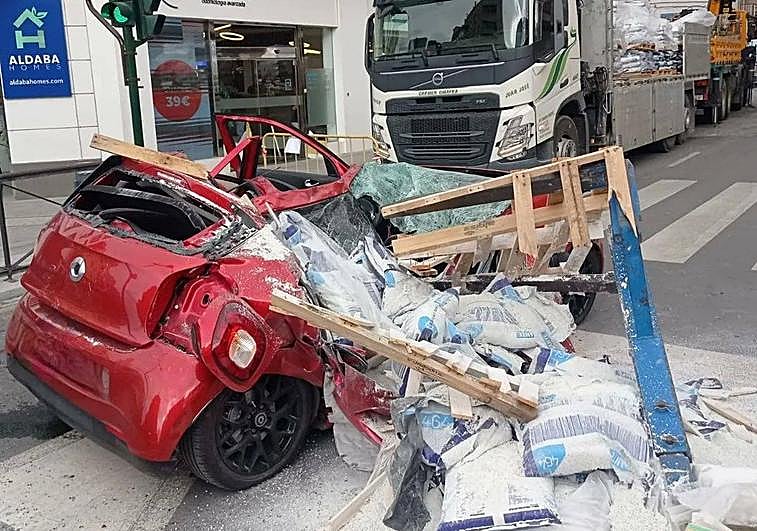 Estado en el que quedó el vehículo que circulaba por calle Arabial.