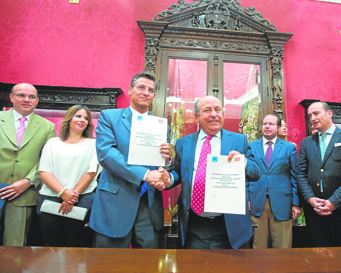 Luis Salvador (Cs) y José Torres Hurtado tras el acuerdo que permitió al PP continuar en minoría.