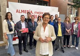 La candidata socialista Adriana Valverde y miembros de su candidatura.