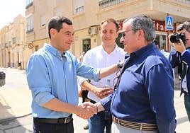 El presidente del PP de Andalucía, Juanma Moreno (2i); junto al alcalde de Vera y candidato a la reelección por el PP, este jueves.