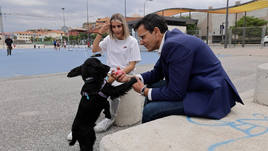 El alcalde juega con un cachorro en el antiguo botellódromo.
