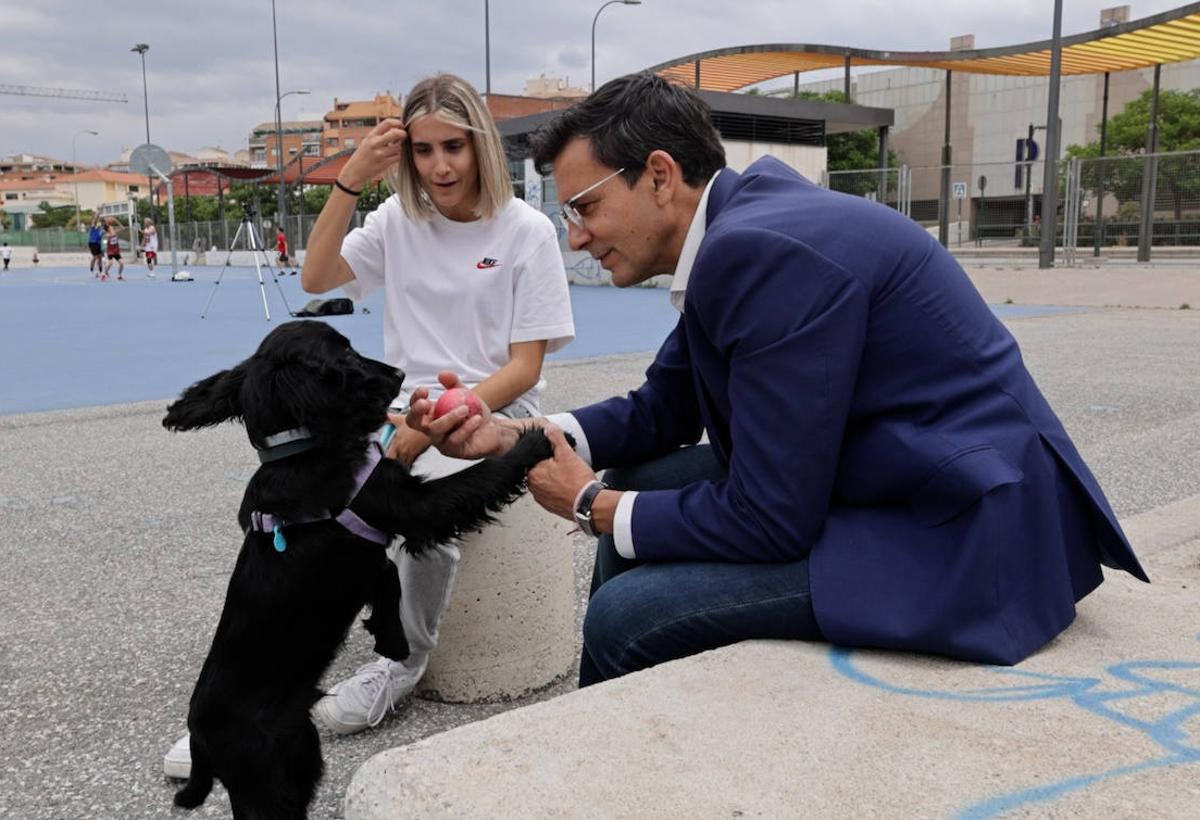 El alcalde juega con un cachorro en el antiguo botellódromo.