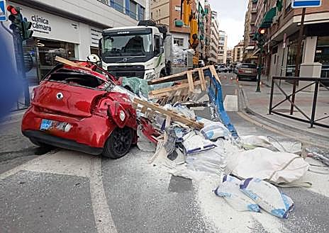 Imagen secundaria 1 - Imágenes del vehículo afectado. En la última, Emma durante la atención a la conductora. A la derecha, su compañero David y miembros del 061.