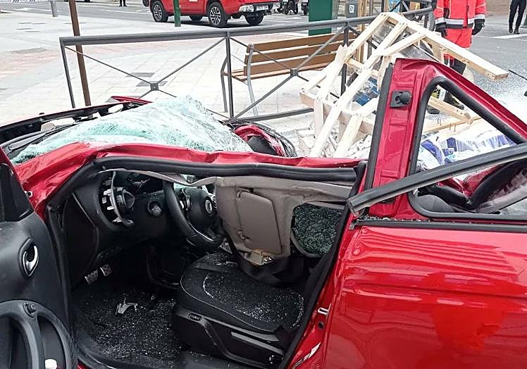 Imagen principal - Imágenes del vehículo afectado. En la última, Emma durante la atención a la conductora. A la derecha, su compañero David y miembros del 061.