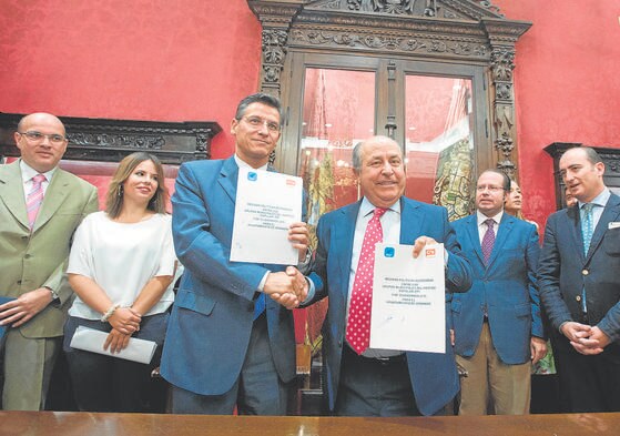 Luis Salvador (Cs) y José Torres Hurtado tras el acuerdo que permitió al PP continuar en minoría.