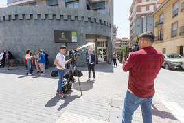 Medios de comunicación concentrados ayer en la puerta del Ayuntamiento de Maracena.