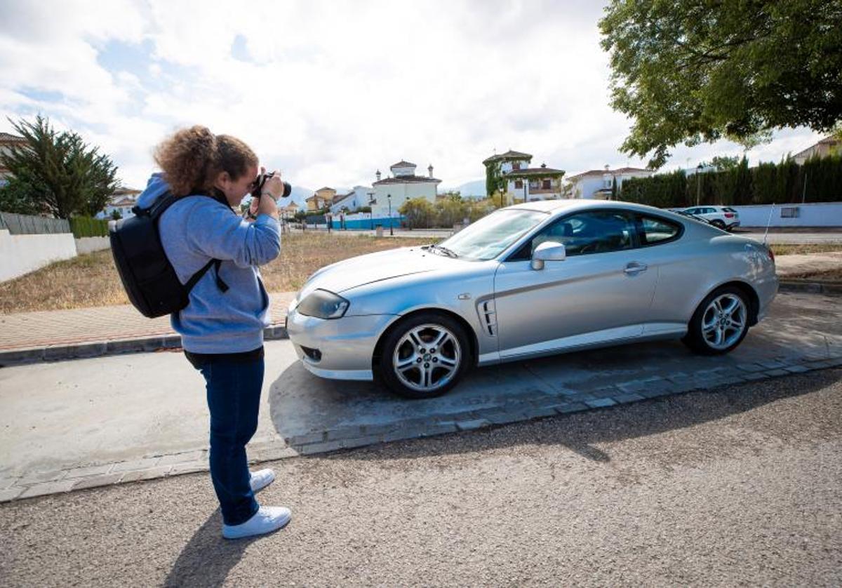 El coche del presunto secuestrador aparcado en Albolote el día de los hechos.