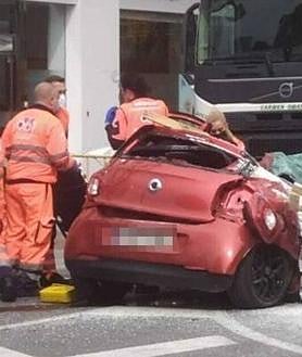 Imagen secundaria 2 - Imágenes del vehículo afectado. En la última, Emma durante la atención a la conductora. A la derecha, su compañero David y miembros del 061.
