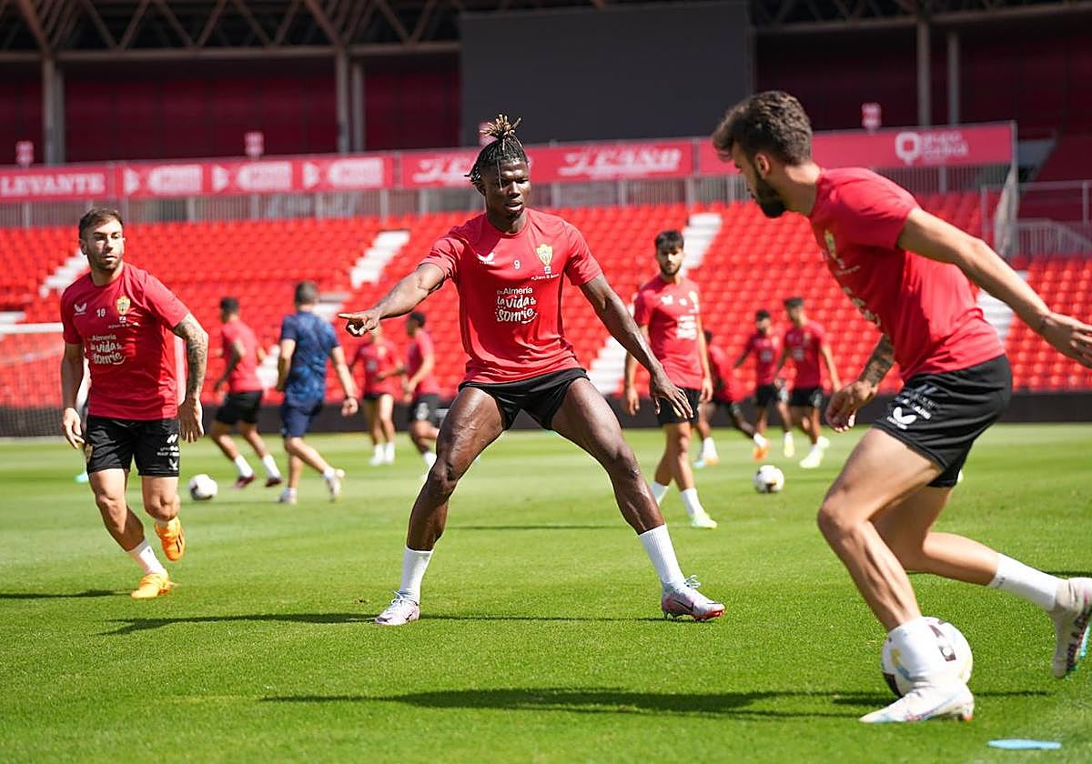 La plantilla de la UD Almería se ejercitó ayer en el campo principal del Power Horse Stadium.