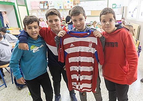 Imagen secundaria 1 - Papeletas para el sorteo de la camiseta con las que están recaudando dinero.